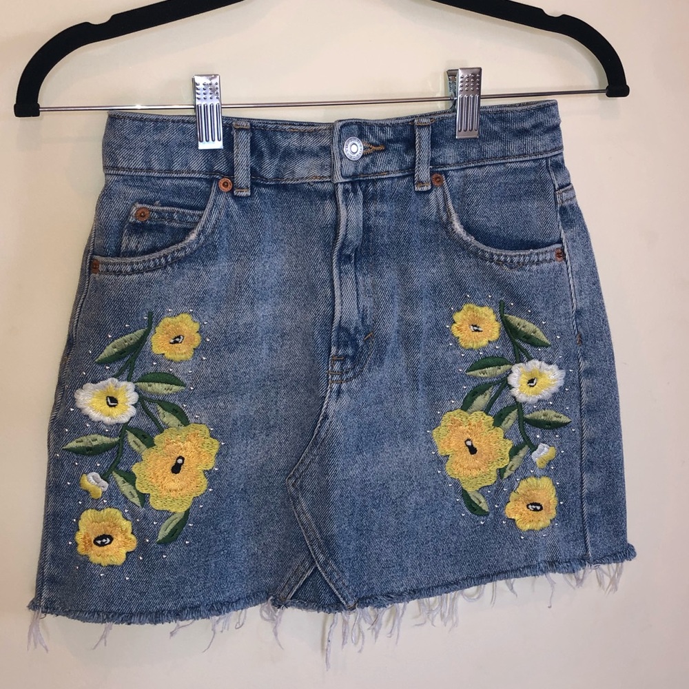 TOPSHOP DENIM FLORAL EMBROIDERED MINI SKIRT